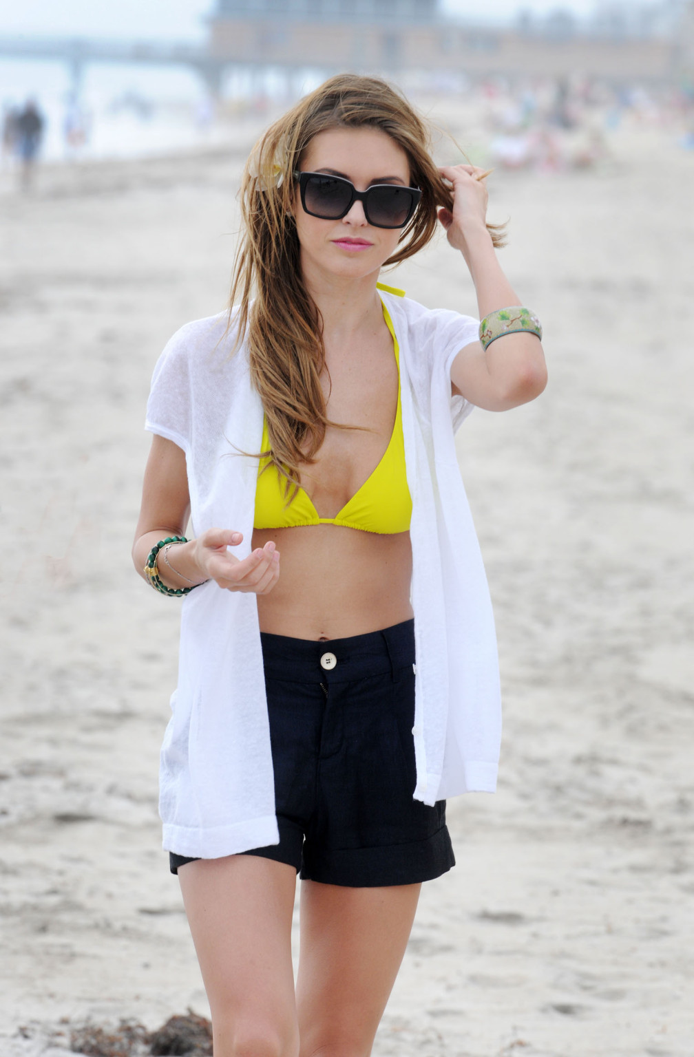 Audrina patridge portant un short jaune en bikini pour le tournage à palm beac
 #75313742