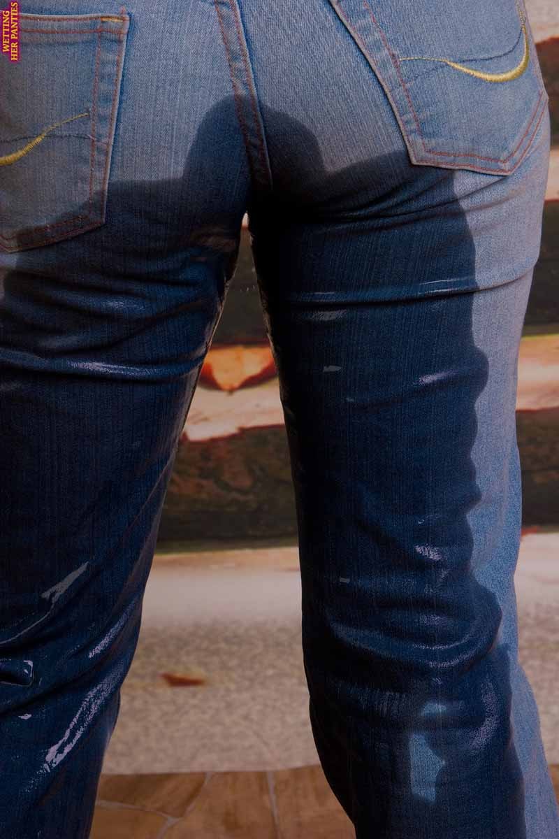 Housewife can not prevent peeing in her jeans #76586994