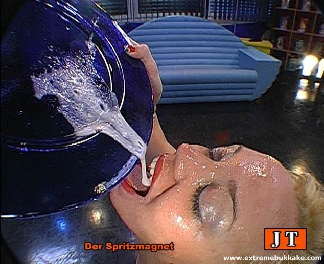 Orgía bukkake extrema con una rubia loca y caliente 
 #73281667