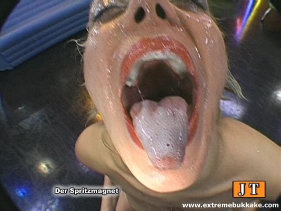 Orgía bukkake extrema con una rubia loca y caliente 
 #73281760