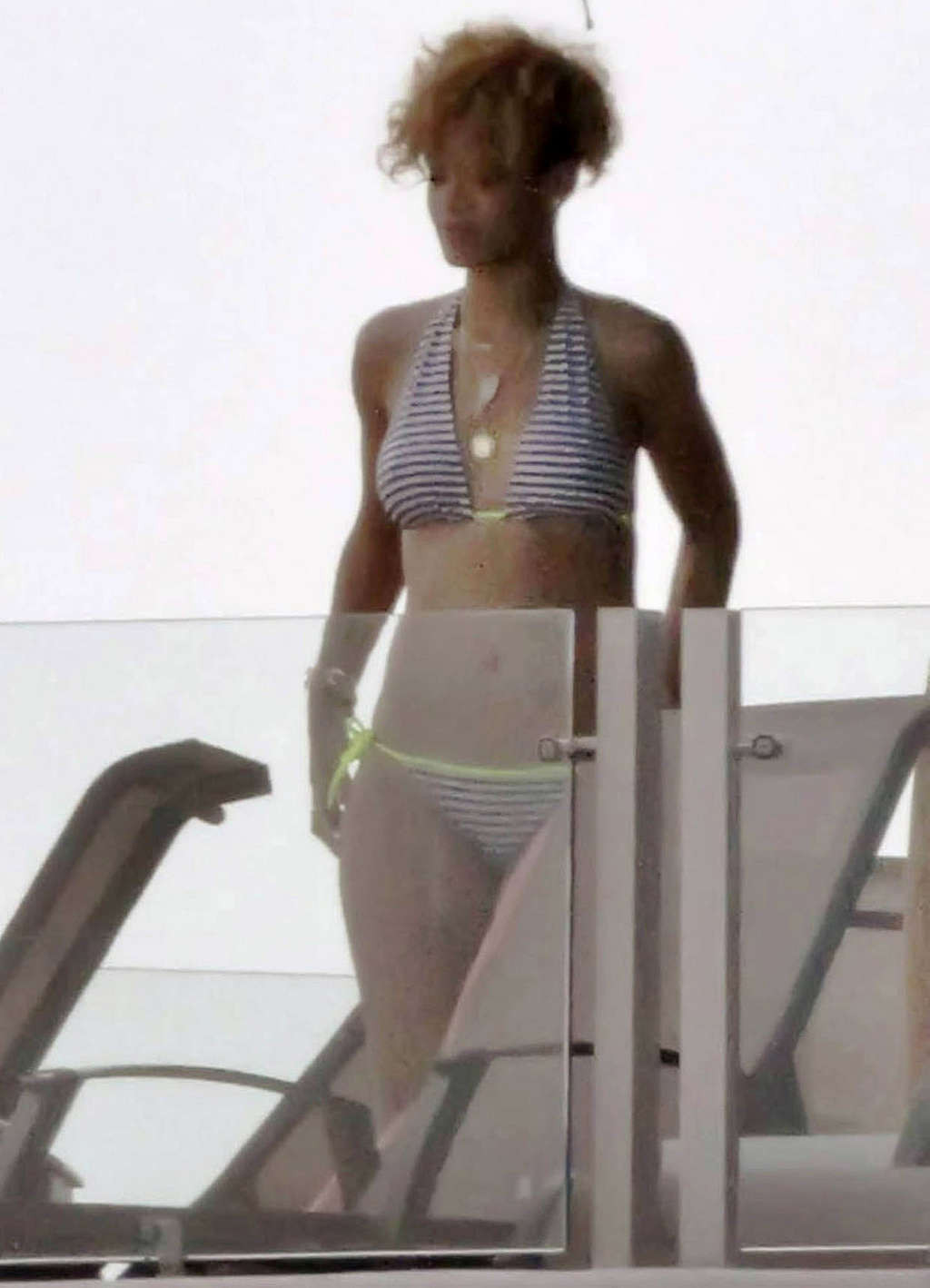 Rihanna montrant un corps parfait et un cul sexy en bikini sur un yaht
 #75365066