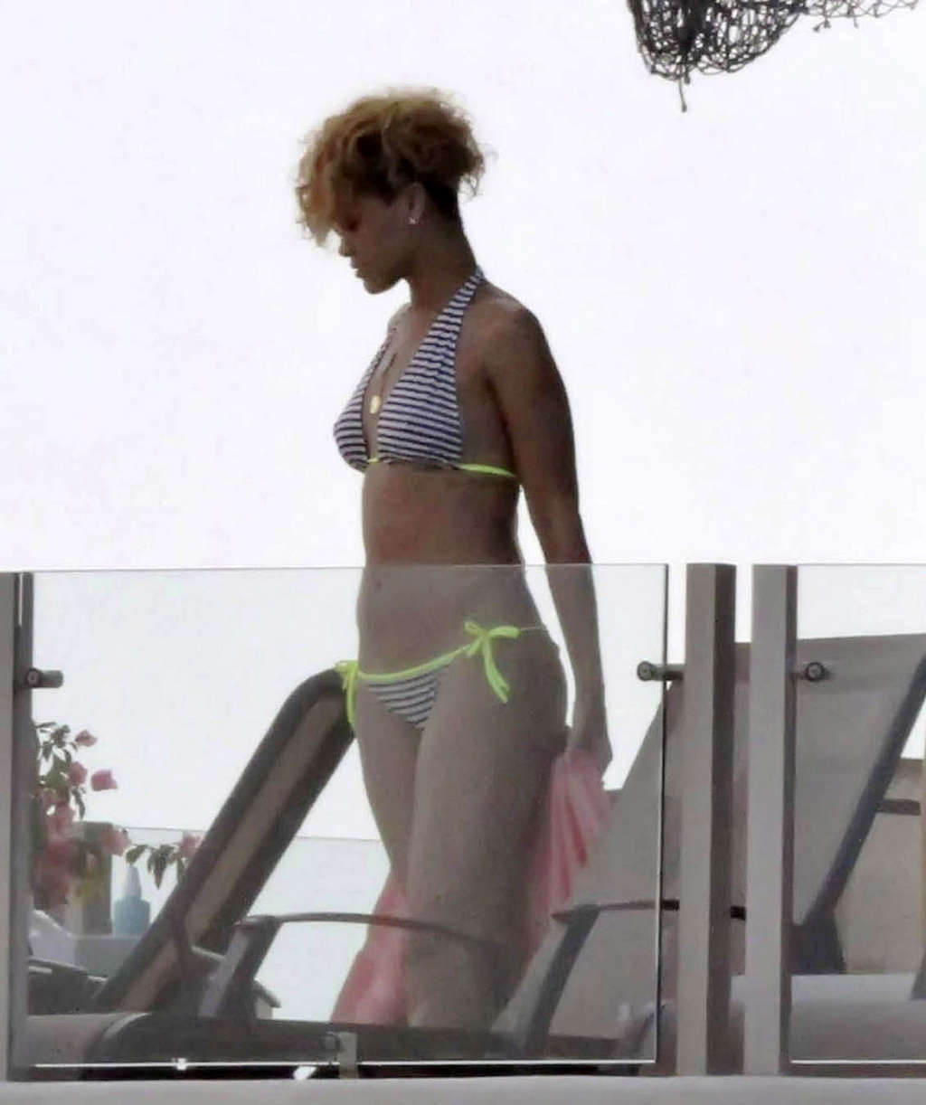 Rihanna showing perfect body and sexy ass in bikini on yaht #75365074
