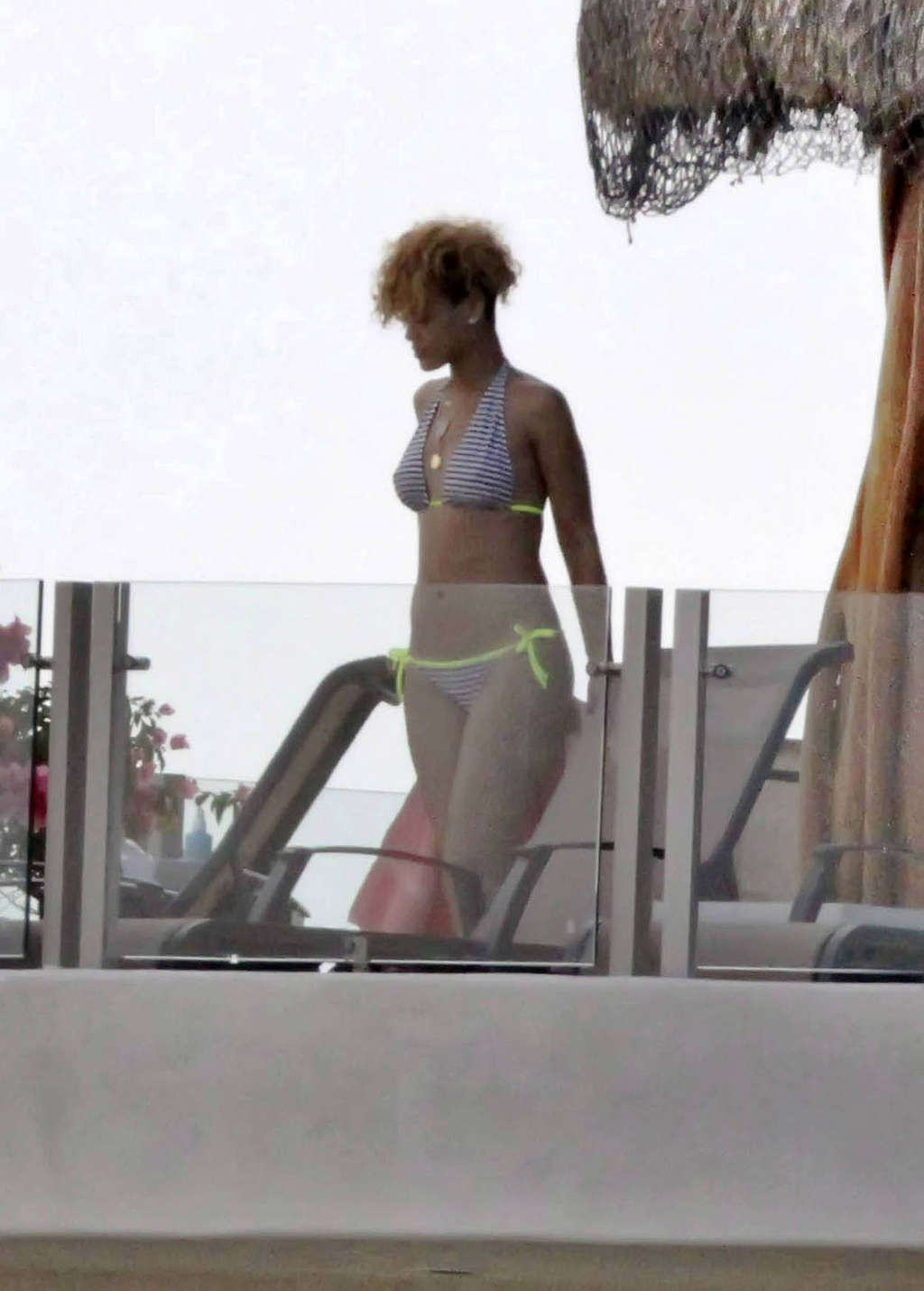 Rihanna montrant un corps parfait et un cul sexy en bikini sur un yaht
 #75365085