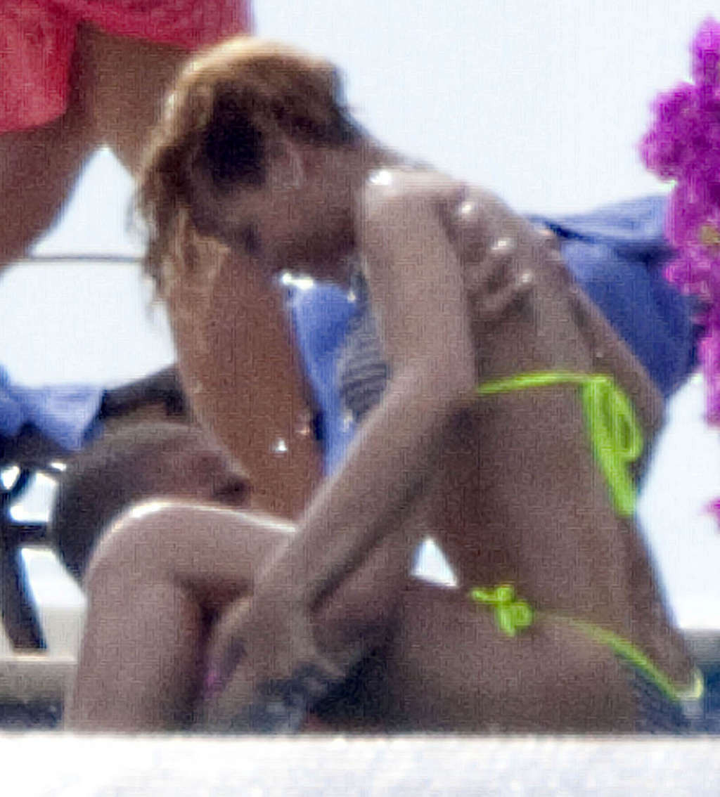 Rihanna montrant un corps parfait et un cul sexy en bikini sur un yaht
 #75365108