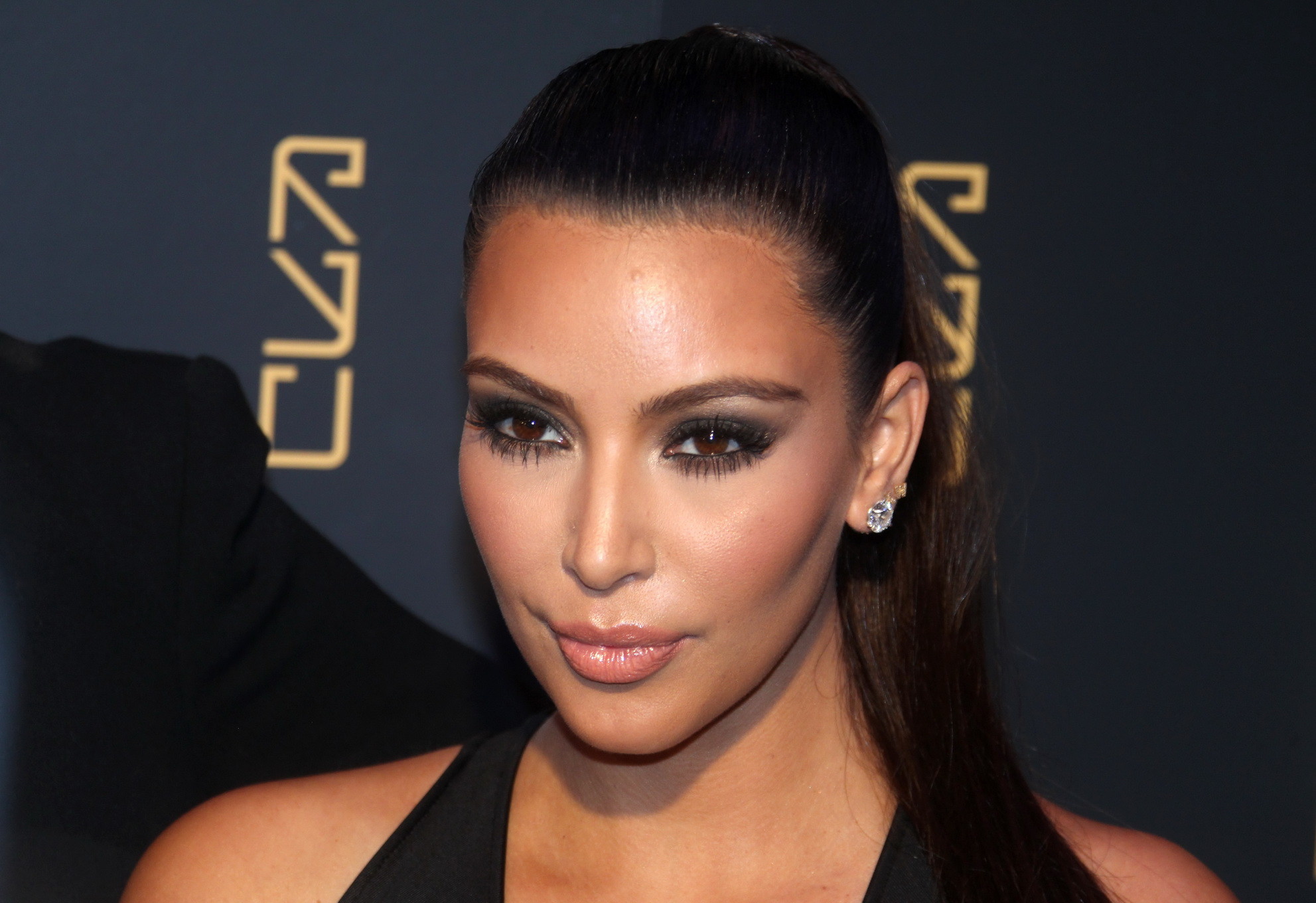 Kim Kardashian montrant un énorme décolleté lors d'un événement de partenariat avec Jeep Usa Basketball.
 #75265370