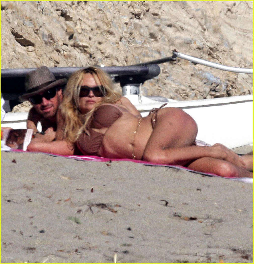 Pamela Anderson entblößt ihren sexy Körper und heißen Arsch im gelben Bikini
 #75346666