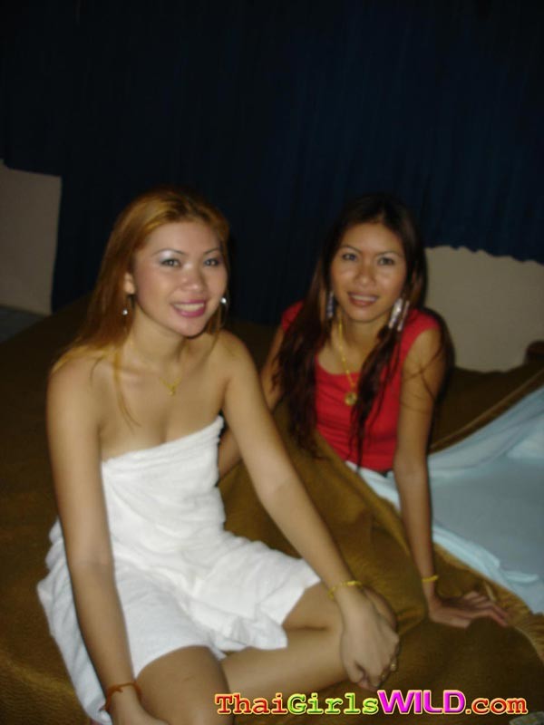 Sœurs jumelles thaïlandaises sexy qui deviennent sauvages et folles sur ces photos
 #69764333