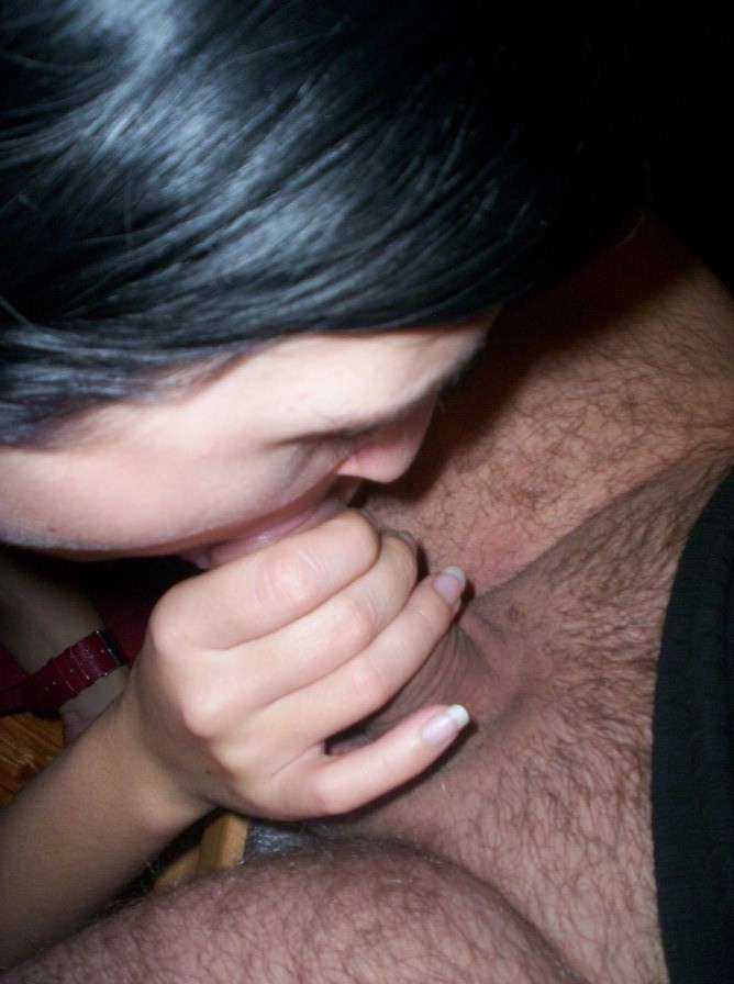 Fotos de una chica delgada que disfruta dando mamadas
 #77941671