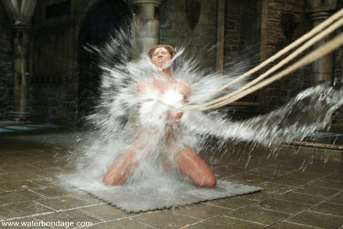 Candace von forzada en un tanque de agua
 #72149829