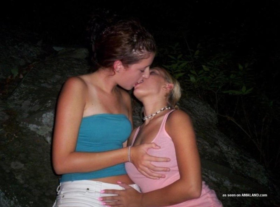 Geile wilde ungezogene Amateur-Lesbos in heißen Liplocks
 #67622963