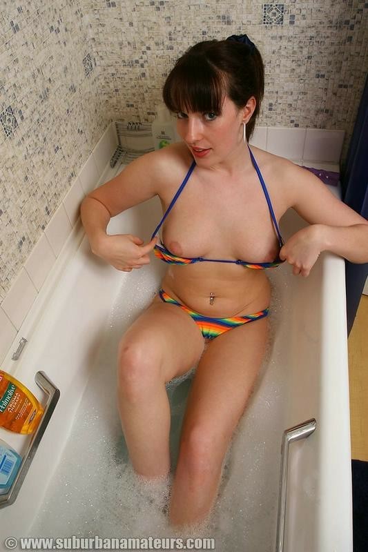 Bikini babe prendendo un bagno di bolle
 #71653123
