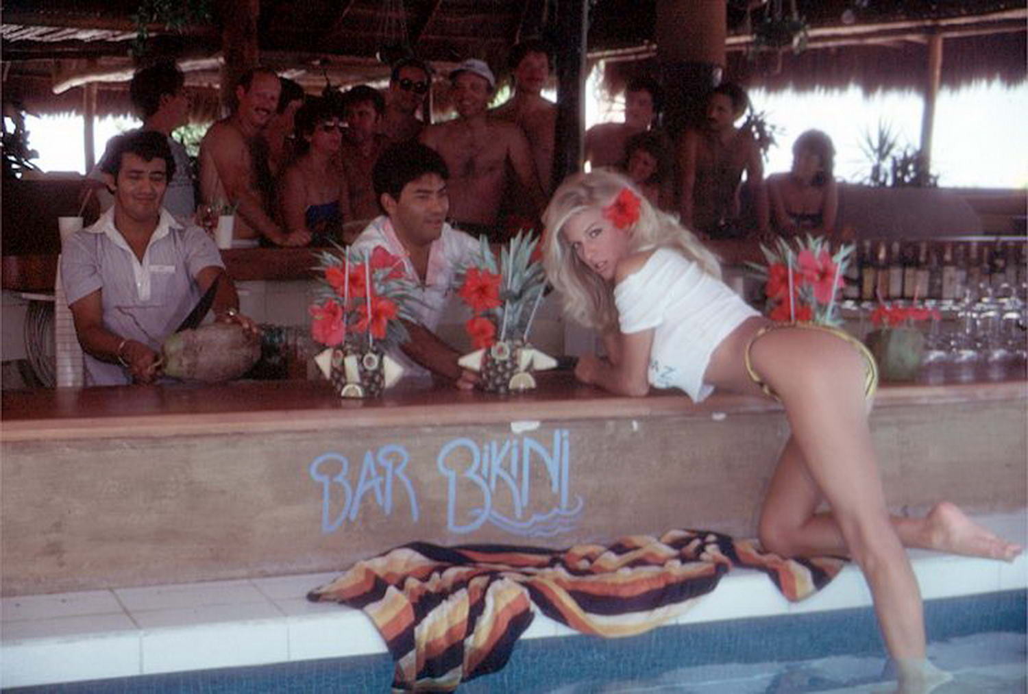 Wunderschöne Blondine macht sich am Strand nackig
 #71253160