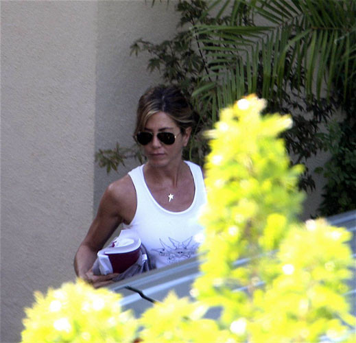 Jennifer aniston mostrando sus bonitas y grandes tetas en la playa
 #75412673