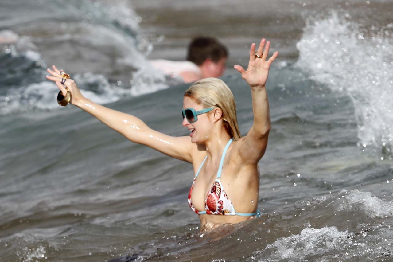 Paris Hilton che guarda sexy in bikini colorfull sulla spiaggia con il suo fidanzato papara
 #75323260