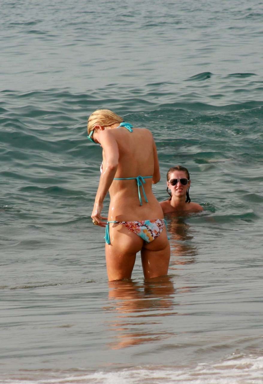 Paris Hilton che guarda sexy in bikini colorfull sulla spiaggia con il suo fidanzato papara
 #75323303