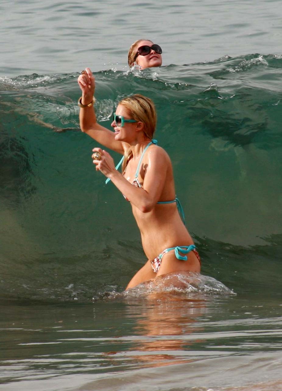 Paris Hilton che guarda sexy in bikini colorfull sulla spiaggia con il suo fidanzato papara
 #75323307