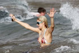 Paris Hilton Looking Sexy In Colorfull Bikini On Beach With Her Boyfriend Papara
