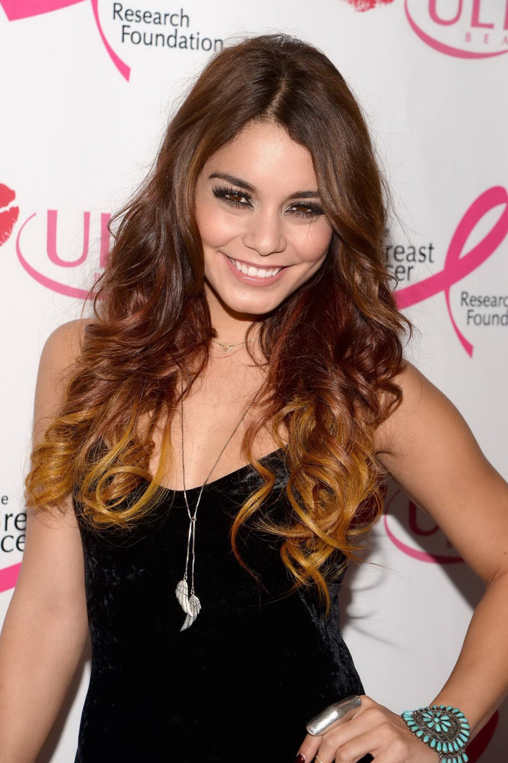 Vanessa hudgens mostrando gran escote en un vestido negro ajustado en ulta beauty 2013 
 #75216858