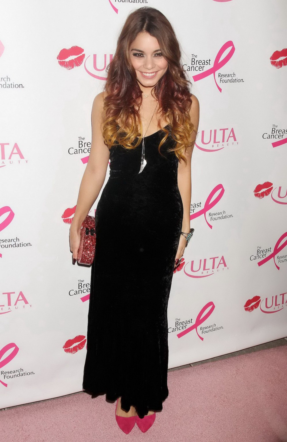 Vanessa hudgens mostrando gran escote en un vestido negro ajustado en ulta beauty 2013 
 #75216864