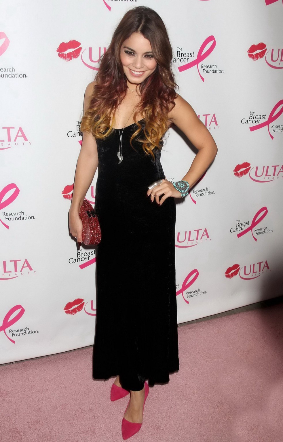 Vanessa hudgens mostrando gran escote en un vestido negro ajustado en ulta beauty 2013 
 #75216890