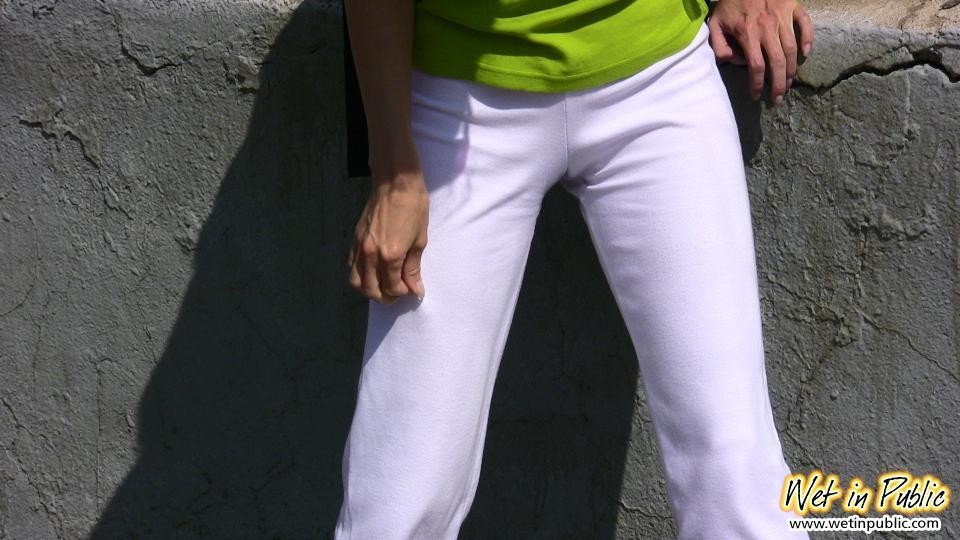 Zorra humillada que acaba de orinar sus calzones blancos en la calle
 #73246346