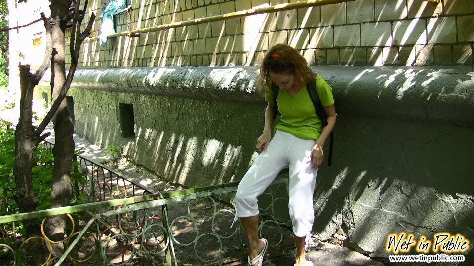 Zorra humillada que acaba de orinar sus calzones blancos en la calle
 #73246356
