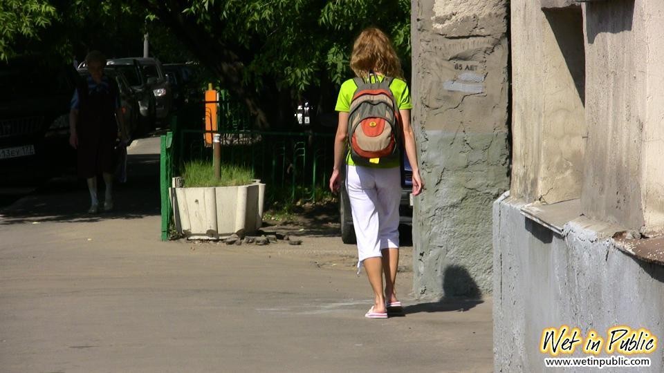 Zorra humillada que acaba de orinar sus calzones blancos en la calle
 #73246367