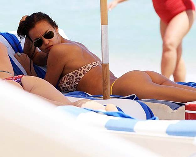 Irina shayk mostrando su cuerpo sexy y su culo caliente en tanga en la playa
 #75269447