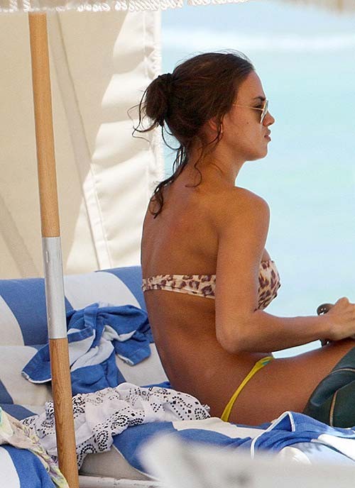 Irina Shayk entblößt sexy Körper und heißen Arsch im Tanga am Strand
 #75269470