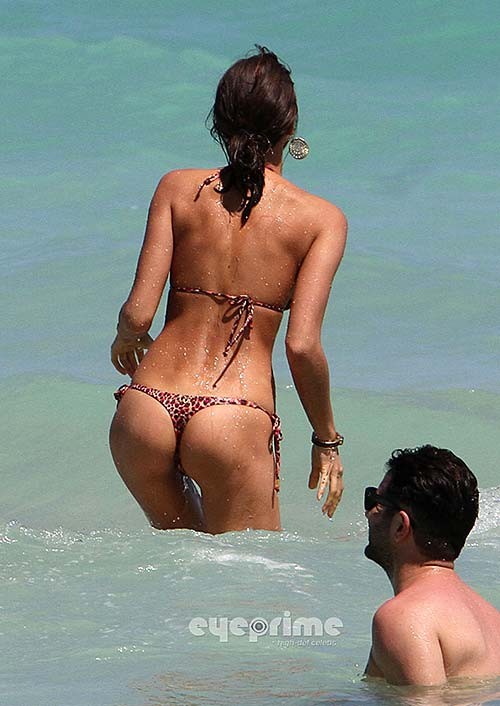 Irina Shayk entblößt sexy Körper und heißen Arsch im Tanga am Strand
 #75269491