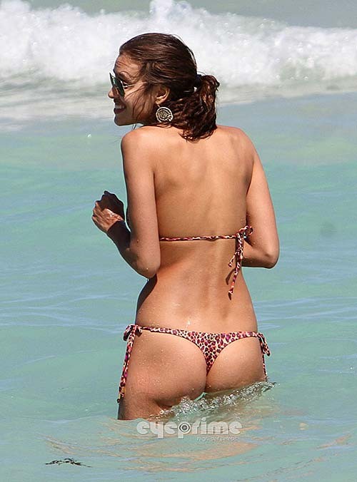 Irina shayk mostrando su cuerpo sexy y su culo caliente en tanga en la playa
 #75269502