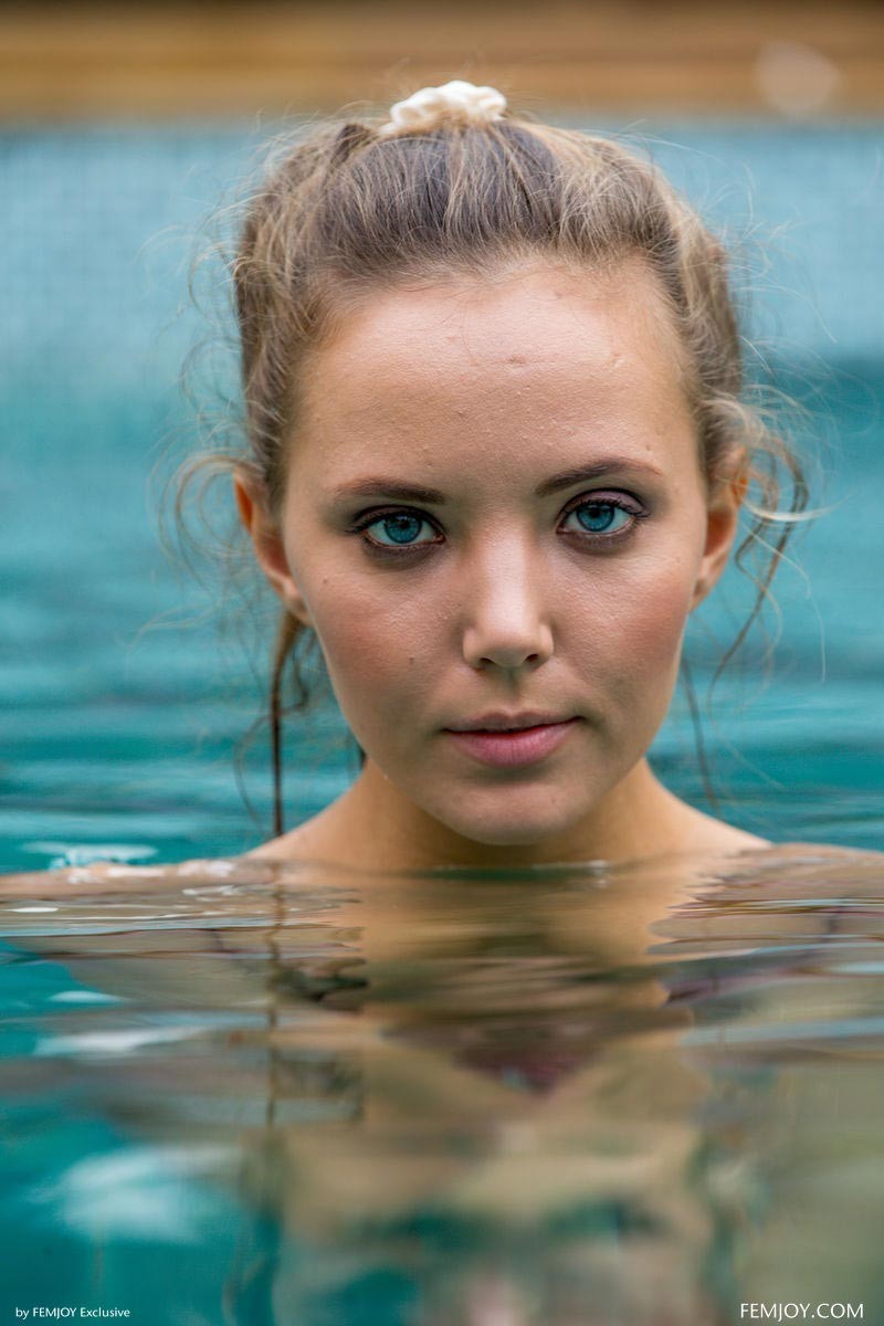 Petite jeune nue dans la piscine
 #72512342