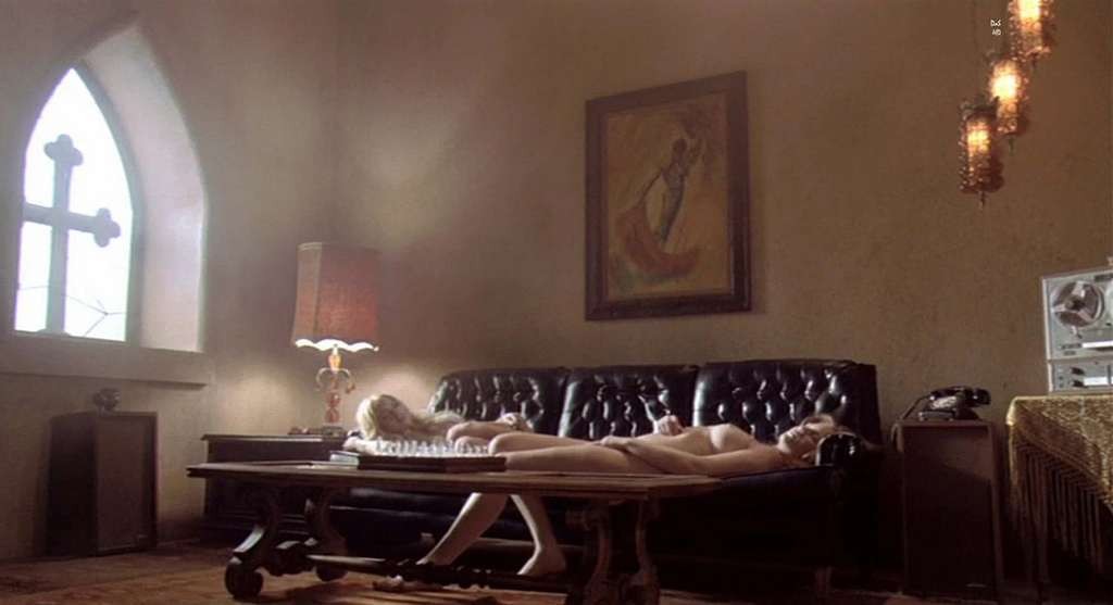リンジー・ローハン、映画のヌードシーンで巨乳を露出して胸の谷間を見せる
 #75328912