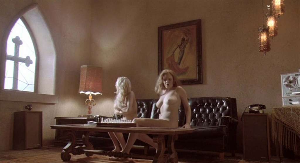 Lindsay lohan exponiendo sus lindas tetas en escena de película desnuda y gran escote
 #75328923