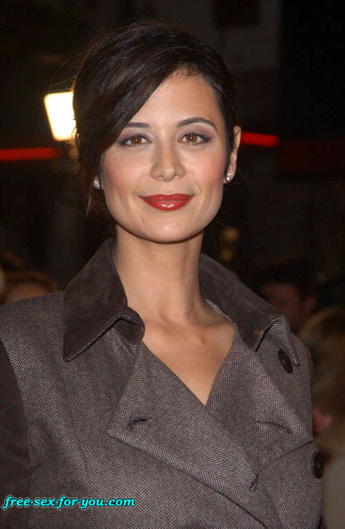 Catherine Bell posiert sexy im Bikini und in Netzstrümpfen
 #75427832