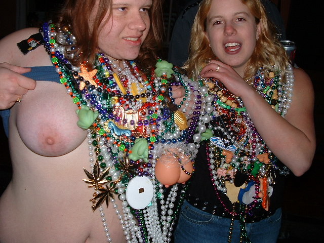 Flashing ragazze ubriache a mardis gras
 #76394658