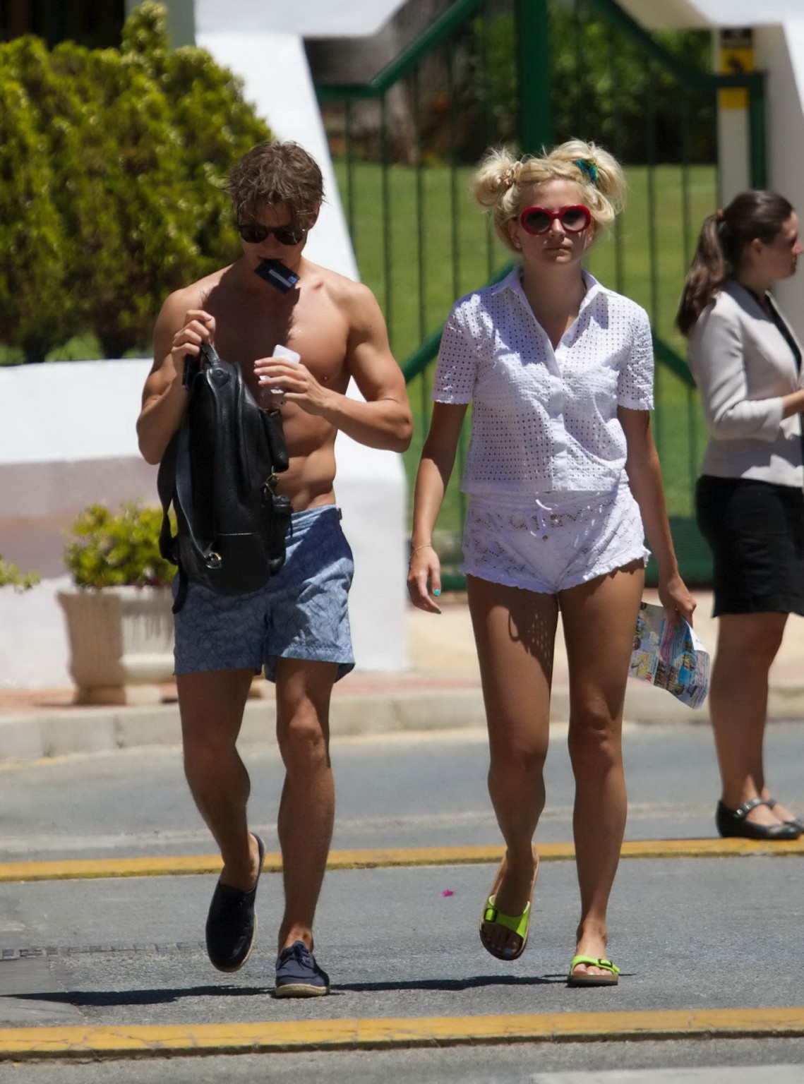 Pixie Lott indossa un succinto bikini bianco sotto un minuscolo abito a rete mentre lascia il 
 #75189876