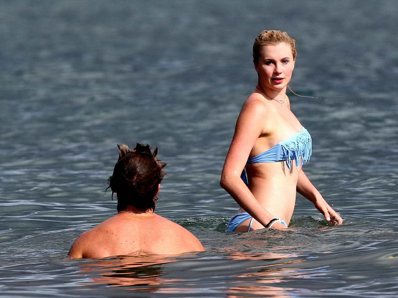 Ireland baldwin nip slip trägt einen tube bikini an einem hawaiianischen strand
 #75229084