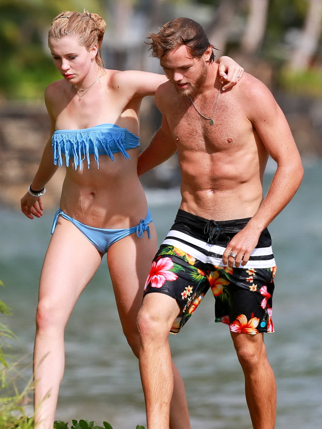 Ireland baldwin en bikini tube sur une plage d'hawaii.
 #75229094