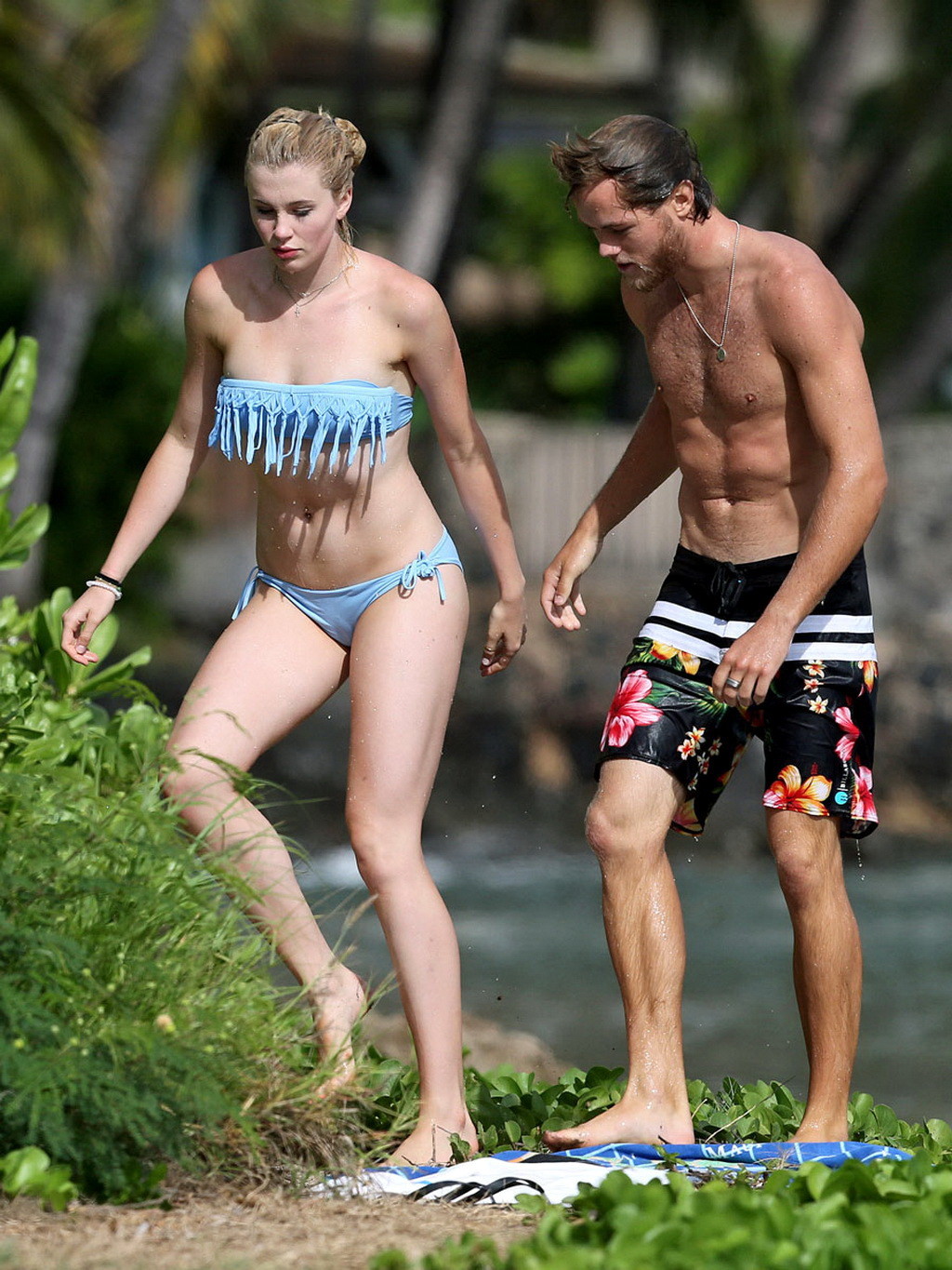 Ireland baldwin nip slip trägt einen tube bikini an einem hawaiianischen strand
 #75229101