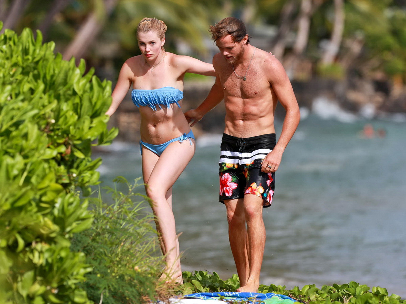 Ireland baldwin nip slip indossando un bikini a tubo su una spiaggia hawaiana
 #75229109