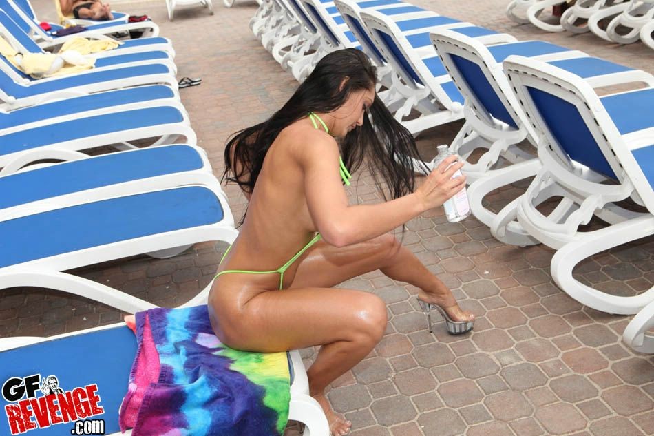 Bootylicious Freundin in Tanga Bikini auf Tahiti Strand
 #67299199