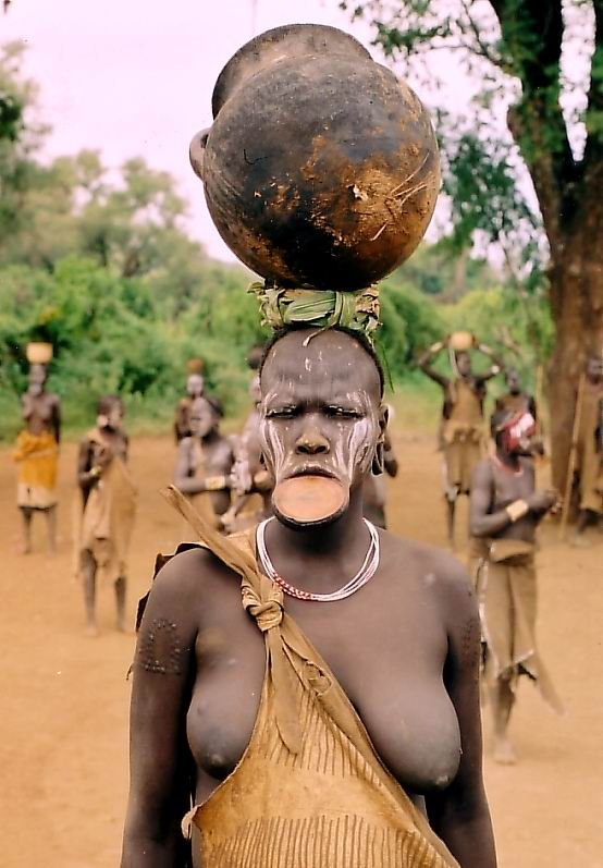 Tribù africane reali che posano nude
 #67112686