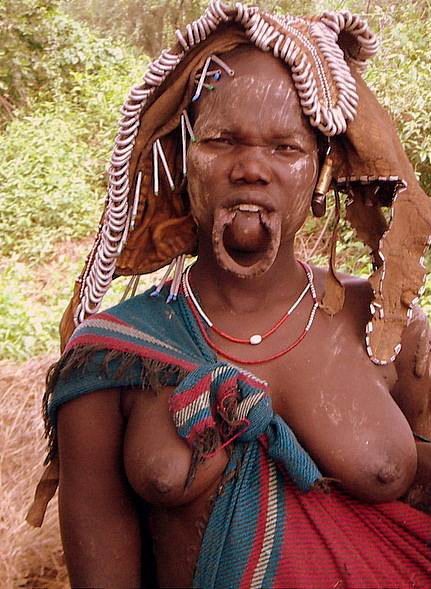 Tribù africane reali che posano nude
 #67112691