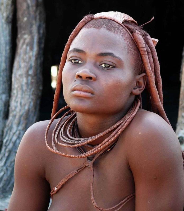 裸でポーズをとるアフリカの部族
 #67112700