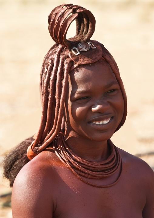 裸でポーズをとるアフリカの部族
 #67112707