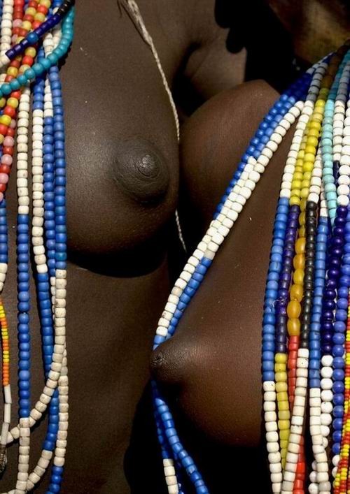 Tribù africane reali che posano nude
 #67112718