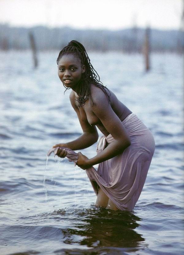 裸でポーズをとるアフリカの部族
 #67112727