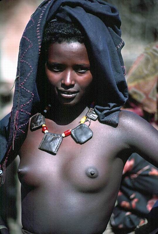 裸でポーズをとるアフリカの部族
 #67112750