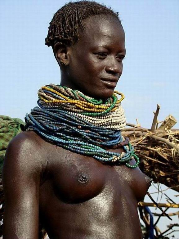 裸でポーズをとるアフリカの部族
 #67112760